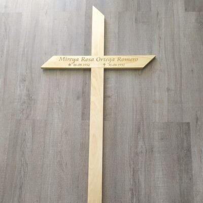 Cruz de pino grabada 130x60 cm
